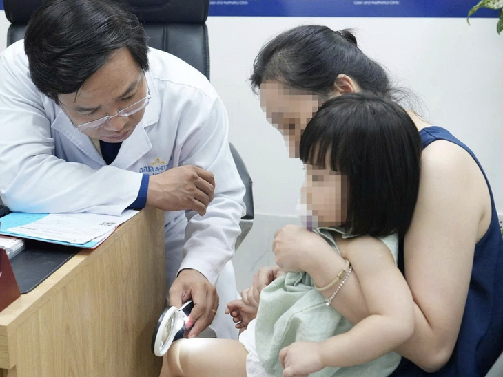 Bé gái mắc viêm da bội nhiễm sau khi bơi ở hồ bơi công cộng - Ảnh 1. viêm da - Ảnh 1.