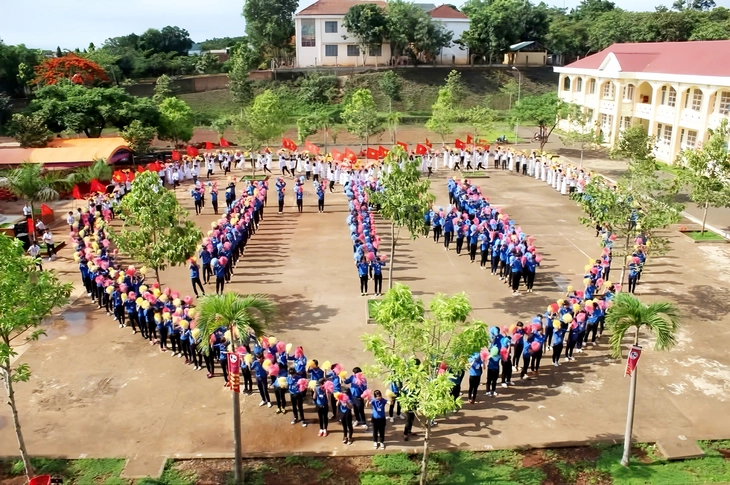 Những mùa tựu trường thương nhớ - Kỳ 7: Ngày khai giảng, người chị em tôi nhuộm bùn đất đỏ - Ảnh 1. tựu trường - Ảnh 1.