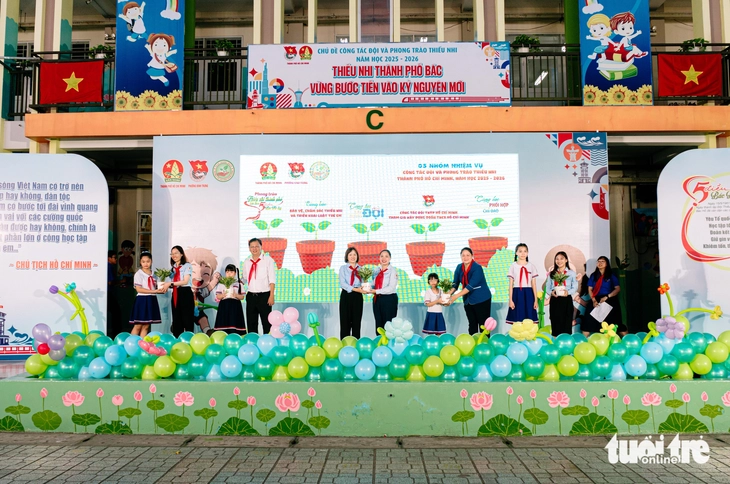 Thiếu nhi TP.HCM hân hoan bước vào năm học mới với chủ đề 'Vững bước tiến vào kỷ nguyên mới' - Ảnh 1. Thiếu nhi TP.HCM hân hoan bước vào năm học mới với chủ đề 'Vững bước tiến vào kỷ nguyên mới' - Ảnh 1.