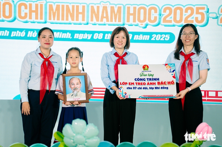 Thiếu nhi TP.HCM hân hoan bước vào năm học mới với chủ đề 'Vững bước tiến vào kỷ nguyên mới' - Ảnh 5. Thiếu nhi TP.HCM hân hoan bước vào năm học mới với chủ đề 'Vững bước tiến vào kỷ nguyên mới' - Ảnh 4.