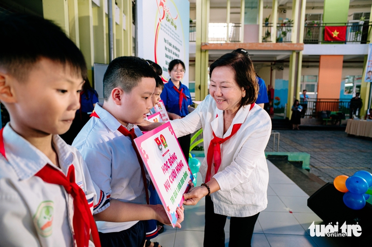 Thiếu nhi TP.HCM hân hoan bước vào năm học mới với chủ đề 'Vững bước tiến vào kỷ nguyên mới' - Ảnh 6. Thiếu nhi TP.HCM hân hoan bước vào năm học mới với chủ đề 'Vững bước tiến vào kỷ nguyên mới' - Ảnh 5.
