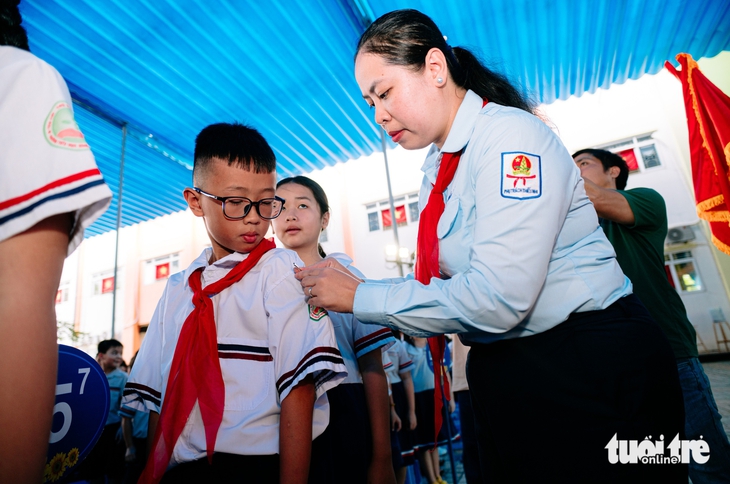 Thiếu nhi TP.HCM hân hoan bước vào năm học mới với chủ đề 'Vững bước tiến vào kỷ nguyên mới' - Ảnh 7. Thiếu nhi TP.HCM hân hoan bước vào năm học mới với chủ đề 'Vững bước tiến vào kỷ nguyên mới' - Ảnh 6.