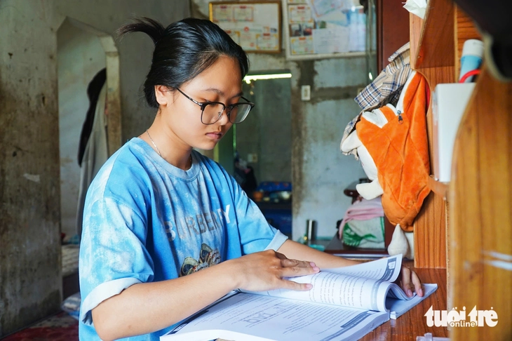 Tưởng còn cha để tựa nhưng cha cũng mất, nghỉ học nuôi em rồi quay lại trường và đậu đại học - Ảnh 1. Tiếp sức đến trường - Ảnh 1.