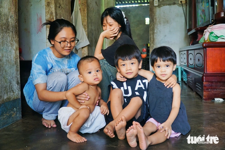 Tưởng còn cha để tựa nhưng cha cũng mất, nghỉ học nuôi em rồi quay lại trường và đậu đại học - Ảnh 3. Tiếp sức đến trường - Ảnh 2.