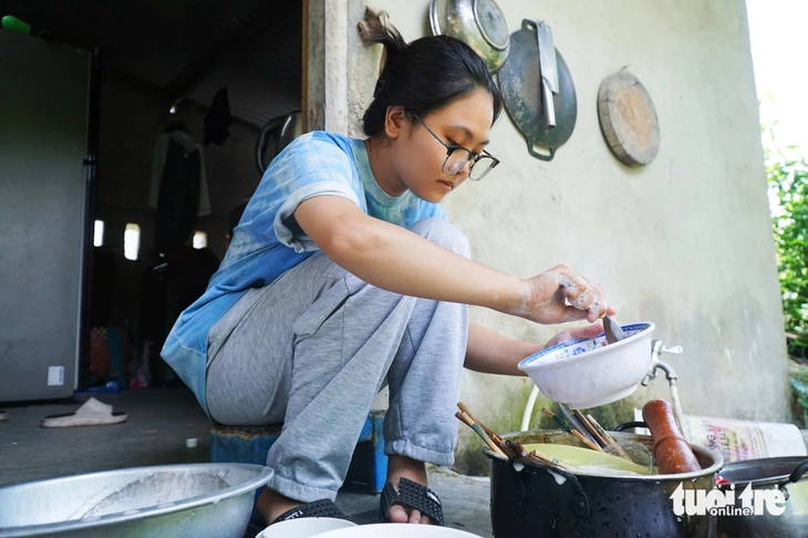 Tưởng còn cha để tựa nhưng cha cũng mất, nghỉ học nuôi em rồi quay lại trường và đậu đại học - Ảnh 4. Tiếp sức đến trường - Ảnh 3.