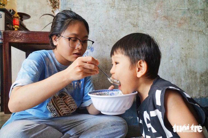 Tưởng còn cha để tựa nhưng cha cũng mất, nghỉ học nuôi em rồi quay lại trường và đậu đại học - Ảnh 5. Tiếp sức đến trường - Ảnh 4.