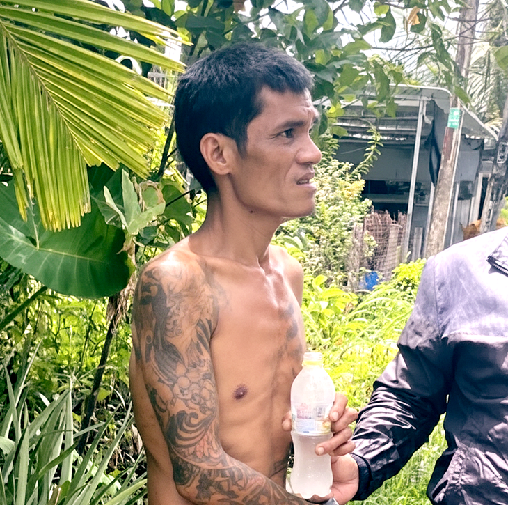 Phục nguyên đêm bắt người mới cai nghiện xong cầm dao chém cả cảnh sát - Ảnh 1.
