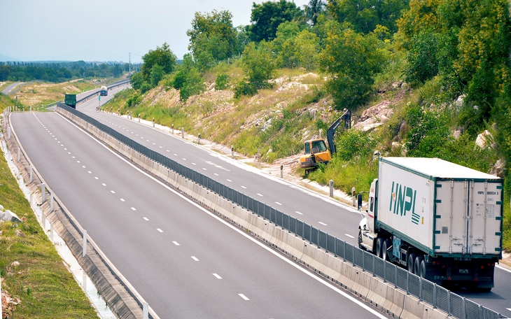 Gia cố mái taluy, làm mương thoát nước chống ngập cao tốc Vĩnh Hảo - Phan Thiết- Ảnh 2.