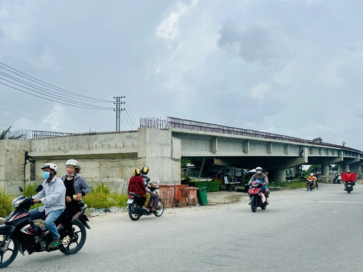 Vướng một hộ dân, cầu Vàm Xáng Thị Đội trăm tỉ ‘đứng hình’ - Ảnh 3.