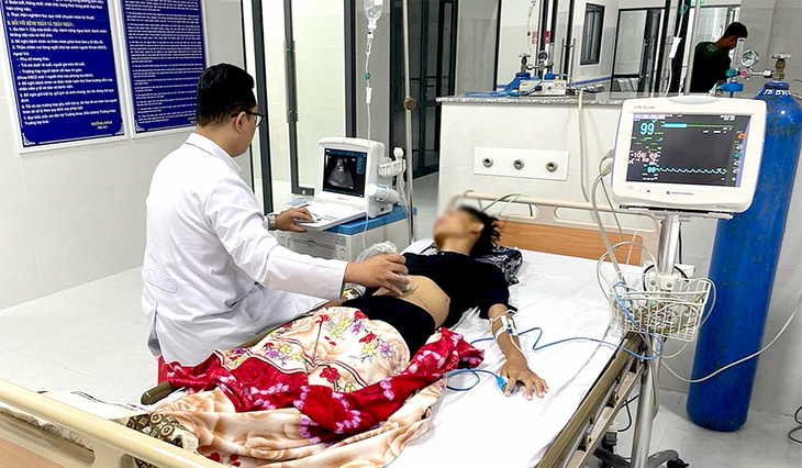 Bác sĩ Bệnh viện Bình Dân bay ra Côn Đảo từ sớm cấp cứu cho người dân - Ảnh 1.