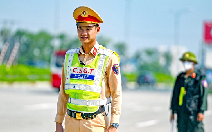 Cảnh sát hóa trang tuần tra, phát hiện xe tải 'bám' làn 1 trên cao tốc - Ảnh 8.