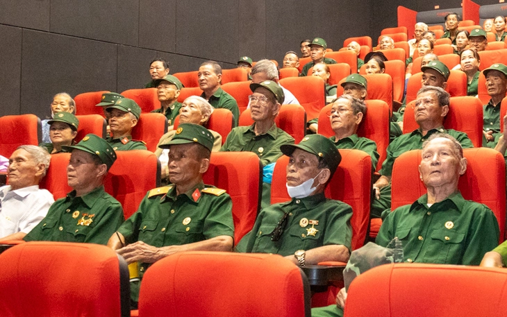 Sao tên phim Mưa đỏ lại xuất hiện cuối phim? Còn gì đẹp hơn viral mà không chọn bài hát chủ đề? - Ảnh 5.