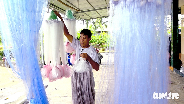 Mực nước dâng cao, nghề đan lưới, đan lọp vào mùa sôi động nhất miền Tây - Ảnh 1.