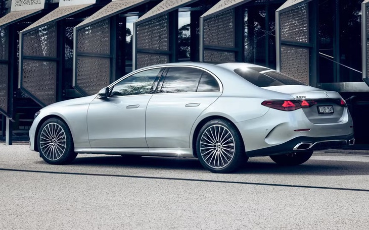 Mercedes-Benz E-Class - Ảnh 4.
