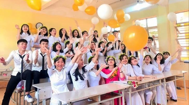 Những mùa tựu trường thương nhớ - Kỳ 7: Ngày khai giảng, người chị em tôi nhuộm bùn đất đỏ - Ảnh 2. tựu trường - Ảnh 2.