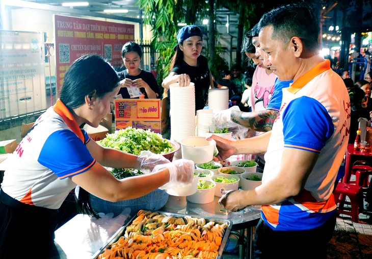 Tô mì yêu thương của 'Những chàng trai Hóc Môn' - Ảnh 1.