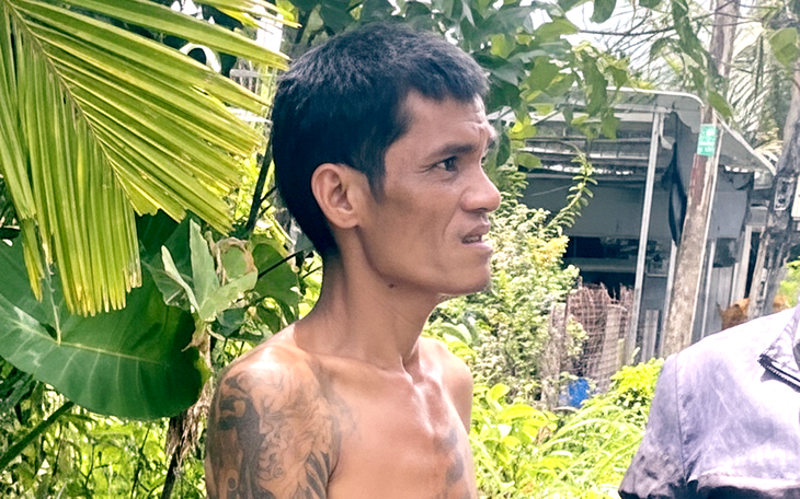 Do bực tức thách đánh nhau lúc nhậu, một người đàn ông ở An Giang dùng dao phát cỏ chém chết người - Ảnh 2.