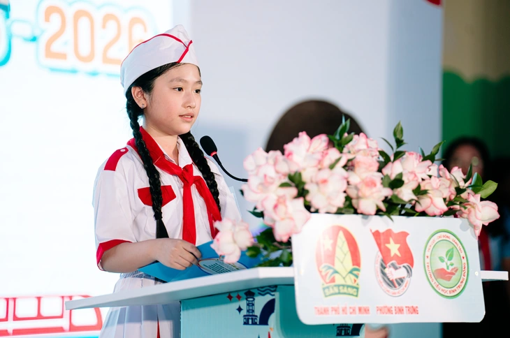 Thiếu nhi TP.HCM hân hoan bước vào năm học mới với chủ đề 'Vững bước tiến vào kỷ nguyên mới' - Ảnh 3. Thiếu nhi TP.HCM hân hoan bước vào năm học mới với chủ đề 'Vững bước tiến vào kỷ nguyên mới' - Ảnh 3.