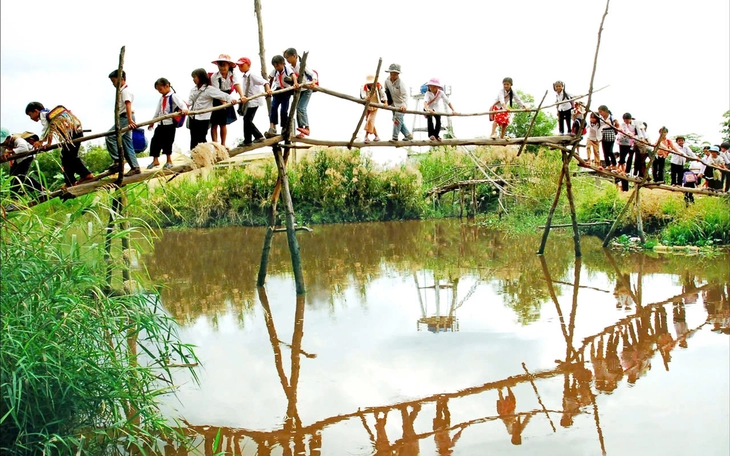 Những mùa tựu trường thương nhớ - Kỳ 7: Ngày khai giảng, người chị em tôi nhuộm bùn đất đỏ - Ảnh 2.