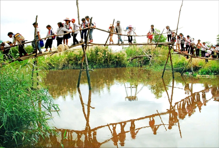 Những mùa tựu trường thương nhớ - Kỳ 6: Lắt lẻo chèo xuồng ba lá đến trường - Ảnh 1. tựu trường - Ảnh 1.