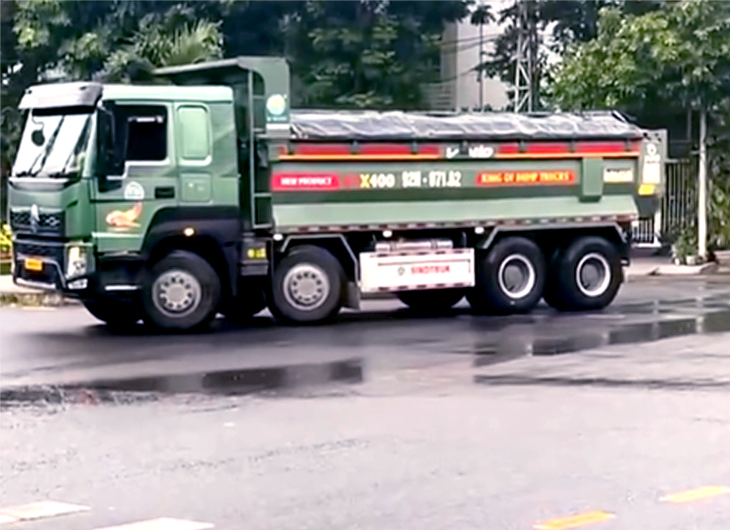 Lái xe ben hàng chục tấn đi ngược chiều, tài xế bị phạt 19 triệu, trừ 4 điểm bằng lái - Ảnh 1.