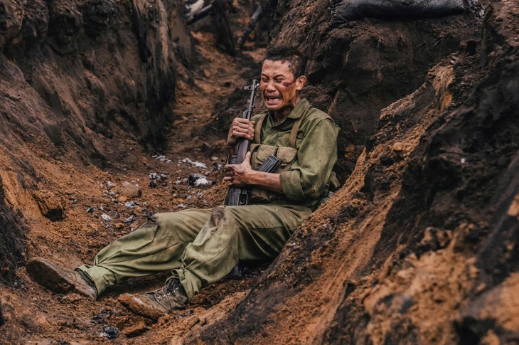 Tên phim Mưa đỏ hiện lên cuối phim mang theo ẩn ý - Ảnh 1.