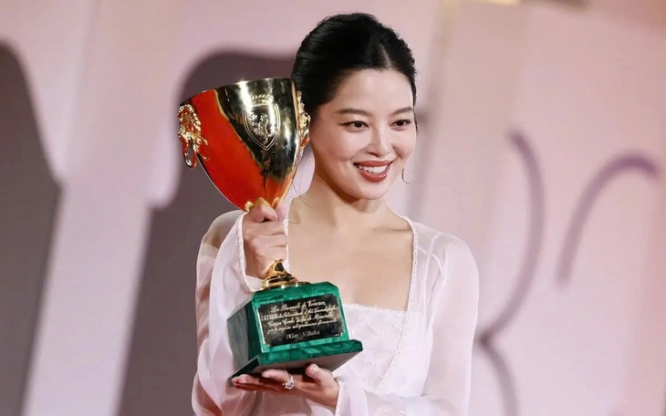 Tân Chỉ Lôi từng không đủ tiền ăn vịt quay Bắc Kinh đến gương mặt toàn cầu của Chanel - Ảnh 1.