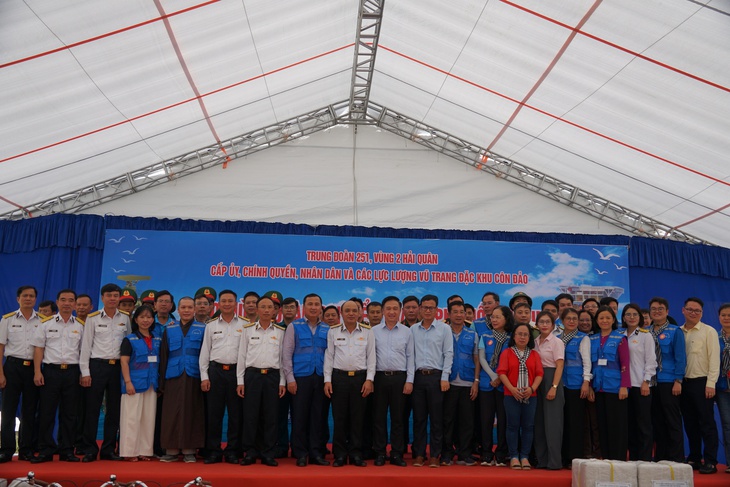Đoàn đại biểu TP.HCM thăm, động viên cán bộ, chiến sĩ và nhân dân Côn Đảo - Ảnh 3.