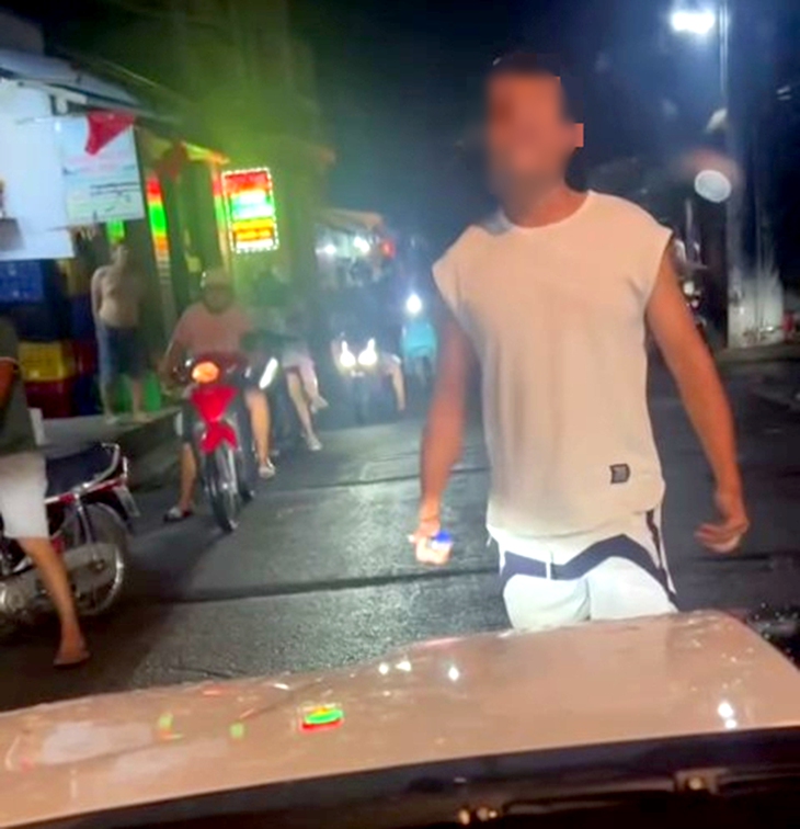 Xác minh clip người đàn ông chặn ô tô, có hành động khiếm nhã với tài xế ở phường Bình Trị Đông - Ảnh 2.