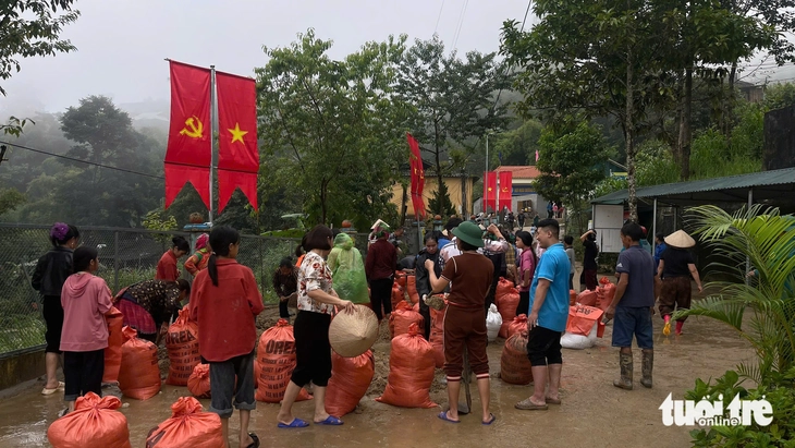 Bộ đội đưa hơn 300 học sinh chạy lũ trong đêm - Ảnh 3.
