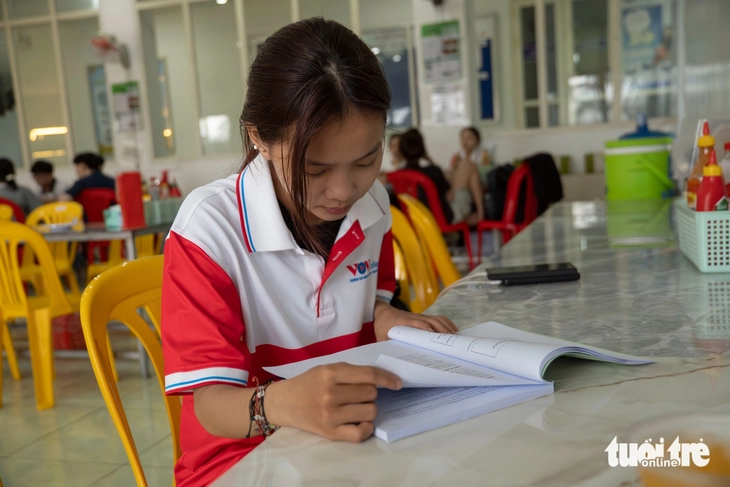 Bạn đọc Tuổi Trẻ tặng học phí học kỳ 2 cho Thủy Tiên: 'Tôi đã thấy ánh sáng cuối đường hầm' - Ảnh 2.