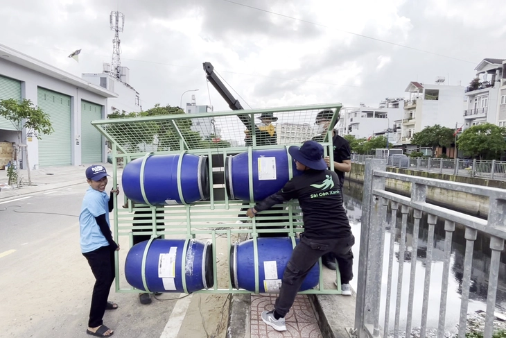 Lắp phao chắn rác phiên bản mới tại kênh Nước Đen, người dọn rác không phải lội xuống kênh - Ảnh 1.