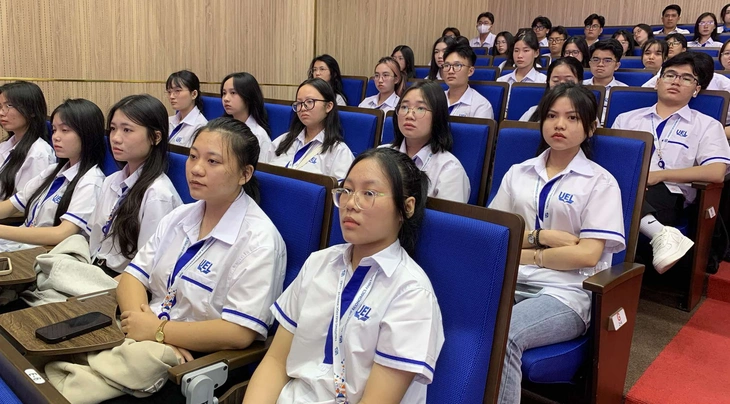 Tổng giám đốc ACB nói với sinh viên: “AI không thay bạn, trừ khi bạn đứng yên”- Ảnh 4. AI - Ảnh 3.