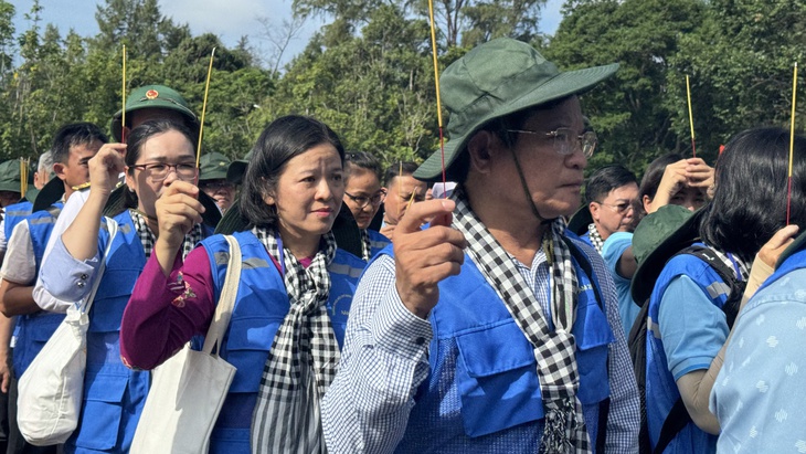 Đoàn đại biểu TP.HCM thăm, động viên cán bộ, chiến sĩ và nhân dân Côn Đảo - Ảnh 1.
