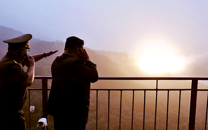 Ông Kim Jong Un dự triển lãm quốc phòng Triều Tiên, gửi thông điệp đến Mỹ - Ảnh 2.