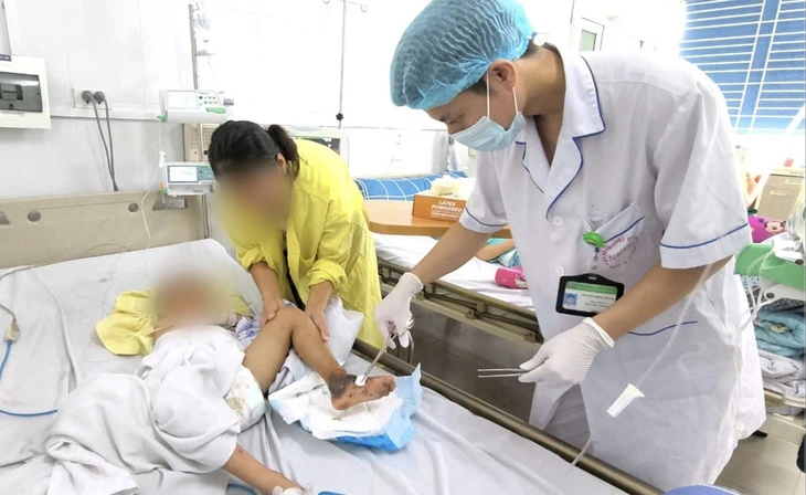 Đắp thuốc nam chữa vết mèo cắn, bé trai 4 tuổi nguy kịch - Ảnh 1.