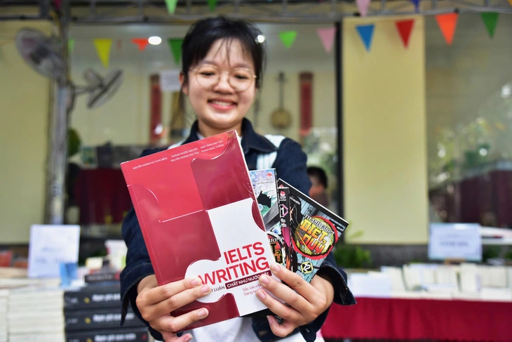 Giữa thành phố vội vã, đến Hội sách phường Sài Gòn tìm lại thói quen cũ - Ảnh 2.