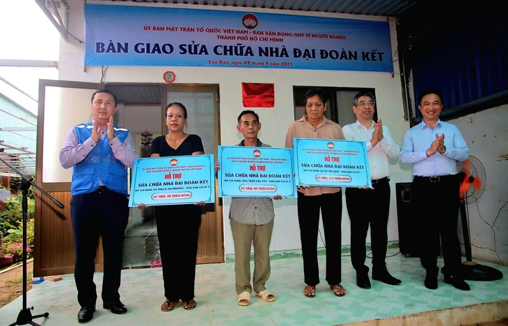 Đoàn đại biểu TP.HCM thăm, động viên cán bộ, chiến sĩ và nhân dân Côn Đảo - Ảnh 4.