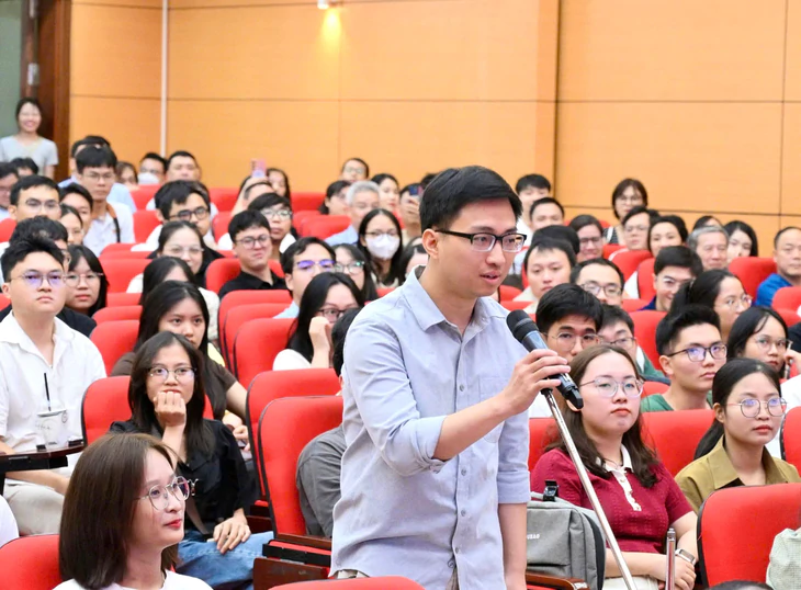 Bác sĩ nội trú nói về lương, 41 tuổi mới có khoản tiền tiết kiệm đầu tiên - Ảnh 1.