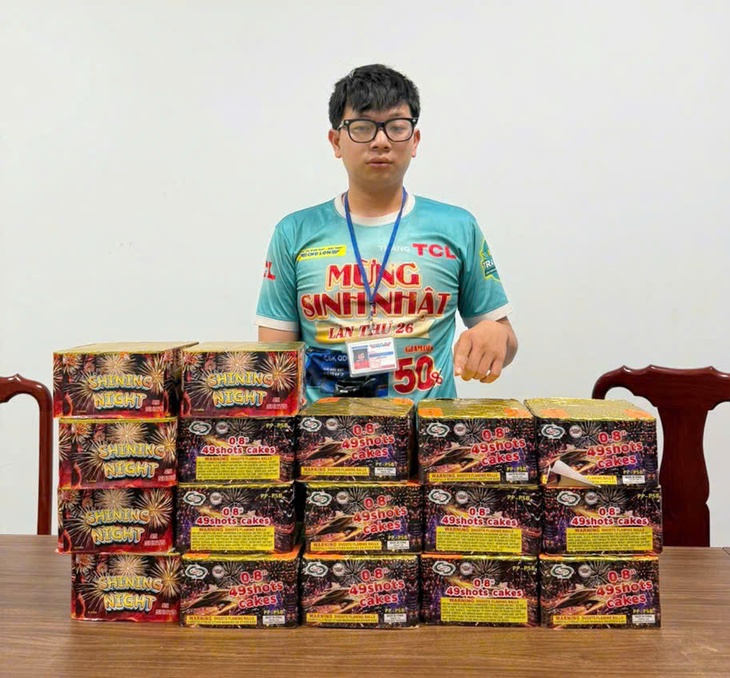 Công an TP.HCM thu giữ hơn 771kg pháo nổ, 54.000 bao thuốc lá lậu dịp cận Tết - Ảnh 2.