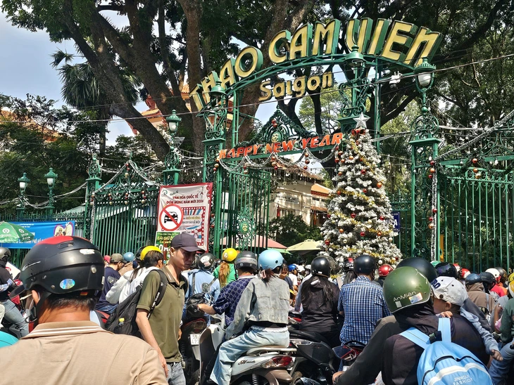 Tết dương lịch: Khách vui chơi, mua sắm tưng bừng, đơn vị bán lẻ tung ưu đãi lớn - Ảnh 1.