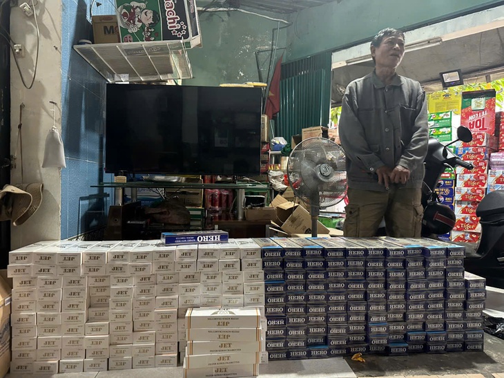 Công an TP.HCM thu giữ hơn 771kg pháo nổ, 54.000 bao thuốc lá lậu dịp cận Tết - Ảnh 4.