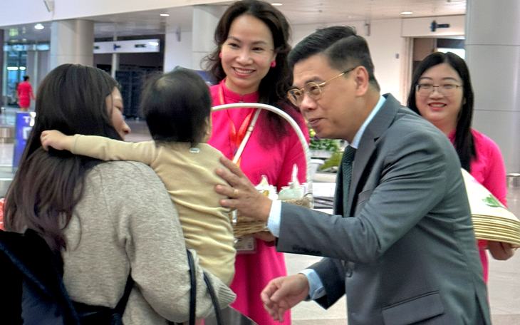 Khách quốc tế xếp hàng đông đúc mua đồ ăn, đón năm mới 2026 tưng bừng tại TP.HCM - Ảnh 2.