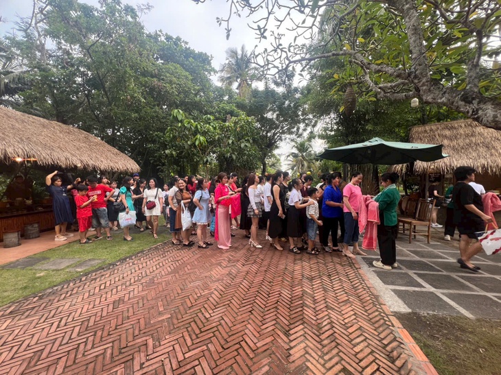 Tết dương lịch: Khách vui chơi, mua sắm tưng bừng, đơn vị bán lẻ tung ưu đãi lớn - Ảnh 4.