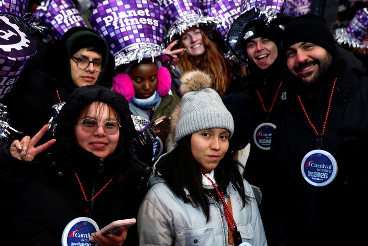 Hàng chục nghìn người đổ về quảng trường Thời Đại chào đón năm mới 2026 - Ảnh 6.