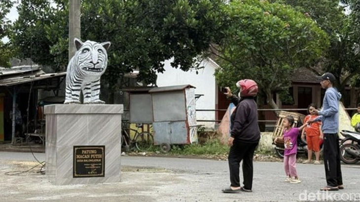 Tượng hổ trắng ở Indonesia gây sốt vì ngoại hình... khó đỡ - Ảnh 2.