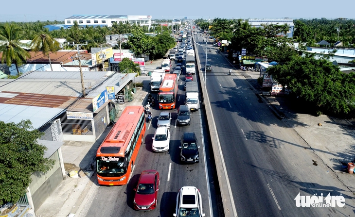 Cầu Rạch Miễu thoát cảnh kẹt xe, ngã tư Đồng Tâm ùn ứ - Ảnh 1.