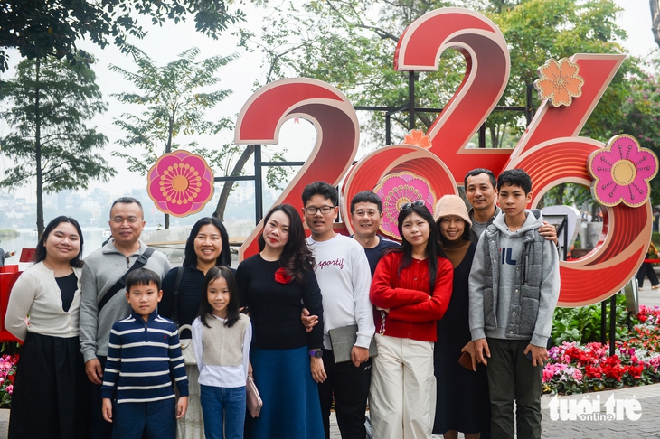 Hà Nội bình yên trong buổi sáng đầu năm mới - Ảnh 4.