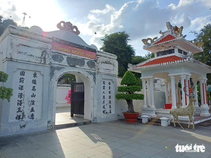 Vì sao thay tượng Thoại Ngọc Hầu mới có tên, logo và chữ ký doanh nghiệp cho tượng cũ tại đền thờ? - Ảnh 5.