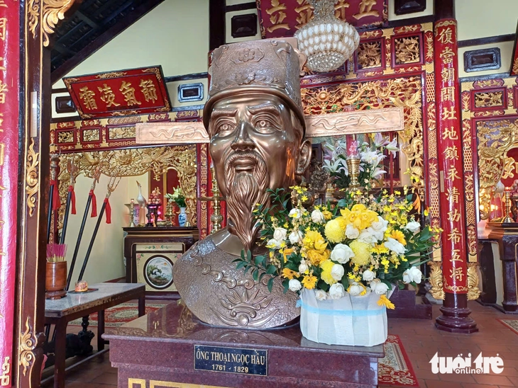 Vì sao thay tượng Thoại Ngọc Hầu mới có tên, logo và chữ ký doanh nghiệp cho tượng cũ tại đền thờ? - Ảnh 1.